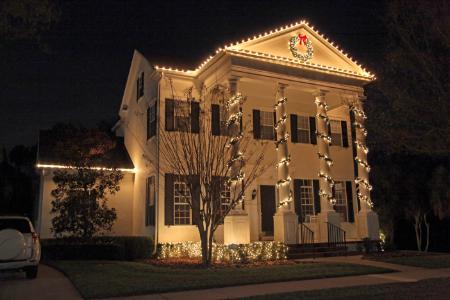 What Does the Holiday Lighting Installation Process Look Like?