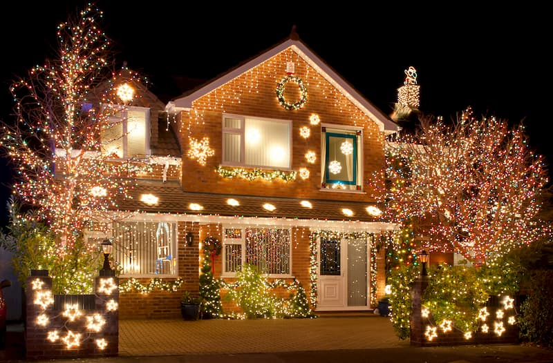 How Much Does Professional Christmas Lighting Installation Cost in Rockford?